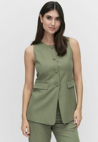 Olivgrön ärmlös väst med rund halsringning, fem knappar och två framfickor, tillverkad av ett mjukt material med en skräddarsydd passform.