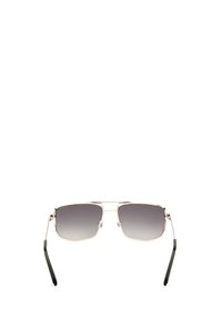 Gafas de sol cuadradas con un delgado marco de metal plateado, lentes de gradiente gris y puntas de templo de acetato negro. Diseño minimalista y acabado elegante.