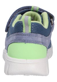 Kinderschuh mit oberem Teil aus blauem Textil, grünen Akzenten und einer Sohle aus Synthetik. Verfügt über einen verstellbaren Klettverschluss und einen gepolsterten Schaft für Komfort.