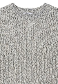 Pull en tricot dans des teintes de gris, crème et noir. Design à côtes texturées avec un col rond. Tissu doux de poids moyen.
