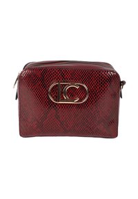 Borsa a mano rossa con stampa serpente, finitura testurizzata, caratterizzata da un accento dorato del logo e una chiusura con zip lungo la parte superiore.