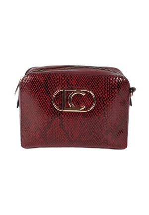 Borsa a mano rossa con stampa serpente, finitura testurizzata, caratterizzata da un accento dorato del logo e una chiusura con zip lungo la parte superiore.