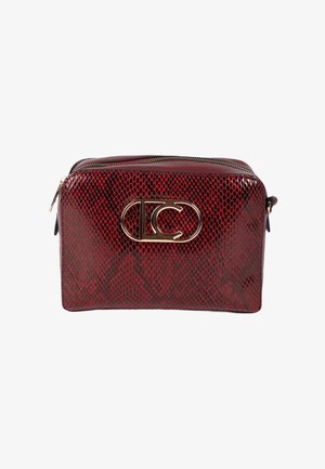 Punakotkaasta tehty käsilaukku, jossa on tekstuuripintaa, kultakuvioinen logo ja vetoketjusuljin ylhäällä.