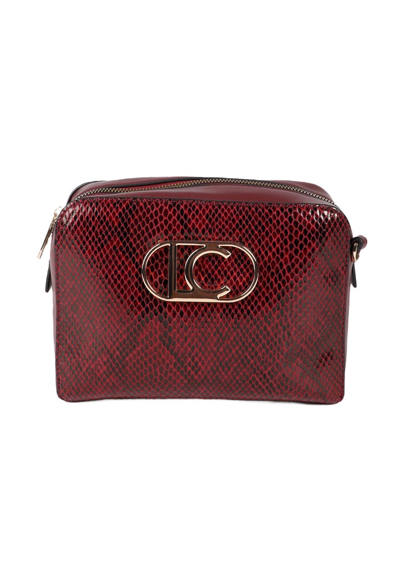 Borsa a mano rossa con stampa serpente, finitura testurizzata, caratterizzata da un accento dorato del logo e una chiusura con zip lungo la parte superiore.
