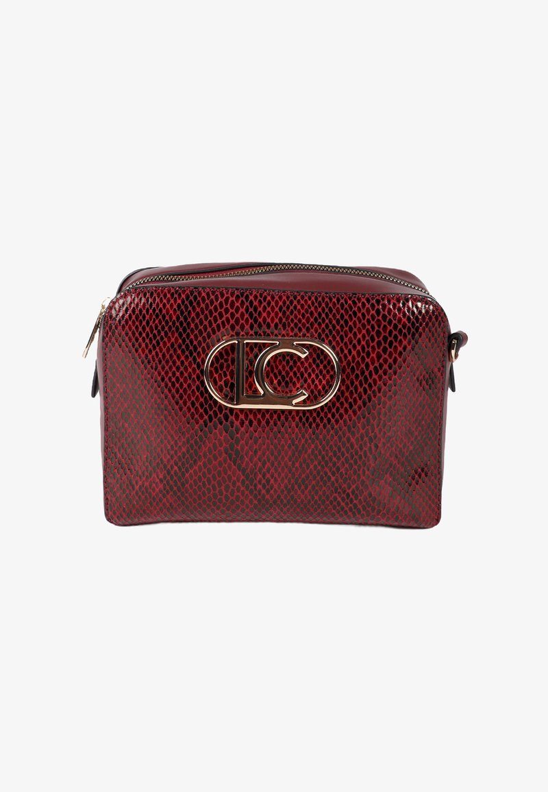 Červená kabelka s hadím vzorem a texturovaným povrchem, se zlatým logem a zipovým uzávěrem na vrchní straně.