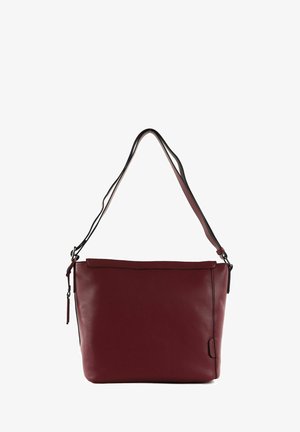 Sac à bandoulière en cuir bordeaux à finition lisse, avec une sangle réglable unique et une fermeture éclair supérieure. Design minimaliste sans motifs visibles.