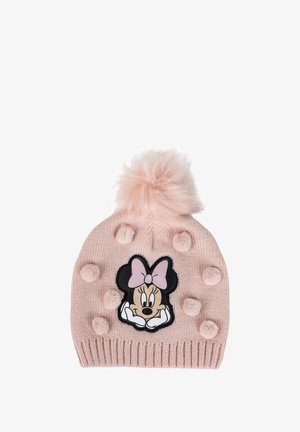 Bonnet tricoté rose avec un pompon duveteux sur le dessus, présentant un patch en relief du visage d'un personnage de dessin animé et des accents à pompons texturés.