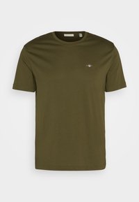 T-shirt in cotone verde oliva con collo tondo classico, maniche corte e un piccolo logo sul petto. Texture liscia, design minimale.