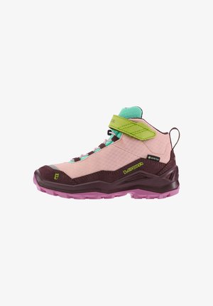 Scarponcino da trekking per bambini in rosa e bordeaux con cinturino alla caviglia verde, linguetta color menta, suola rosa e etichetta Gore-Tex per l'impermeabilità.