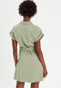 Cache Cache FLIESSENDES MIT GÜRTEL - Robe chemise - vert kaki