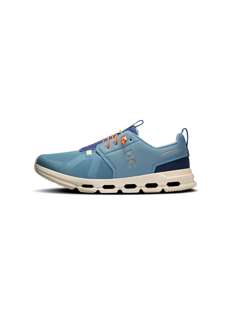 Pantofi sport de culoare albastru deschis, cu un superior din plasă, accente portocalii și albastre, și o talpă bej căptușită, cu orificii de ventilație.