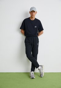 Nike Sportswear AIR RUN PANT - Donji dijelovi trenirke - black/reflective silver