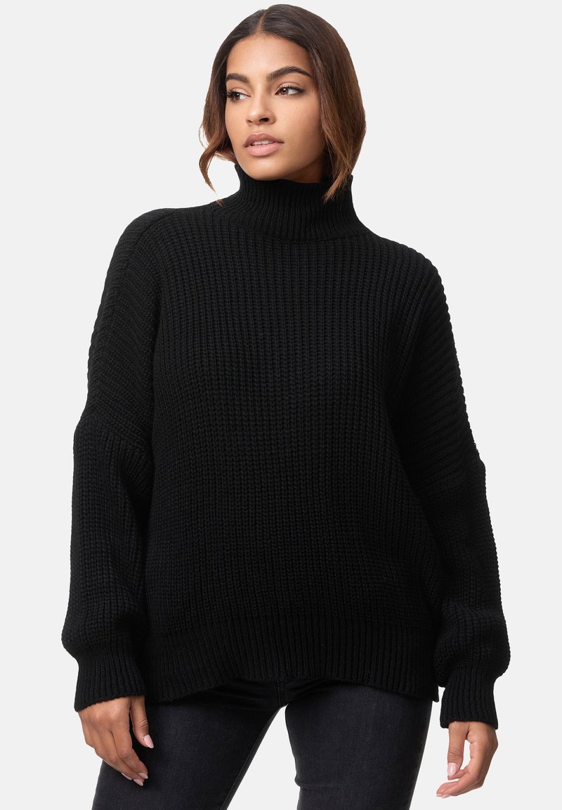 Schwarzer übergroßer Pullover mit hohem Rollkragen, grob gestrickter Textur, überschnittenen Schultern sowie gerippten Bündchen und Saum.