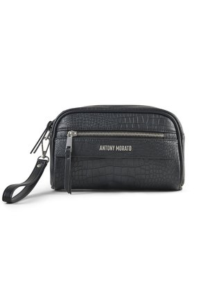 Zwarte textuur polstasje met een voorvak met ritssluiting en zilverkleurig "Antony Morato"-logo op een gladde witte achtergrond.