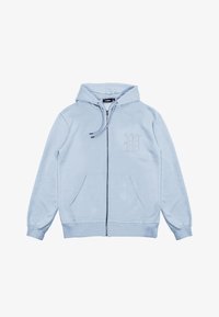 Vaaleansininen vetoketjullinen huppari, jossa on säädettävä huppu, kaksi etutaskua, resorit hihansuissa ja minimalistinen logomalli rinnassa.