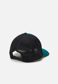 Sort mesh baseball cap med en teal frontpanel og skygge, som har en justerbar rem bagpå til tilpasning af størrelse.