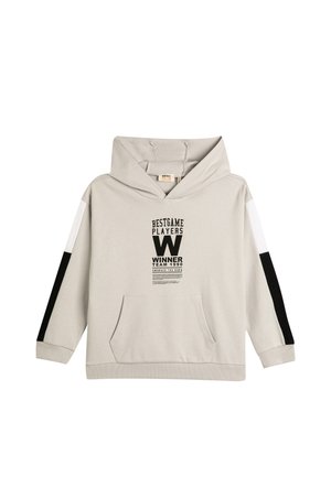 Sudadera con capucha de color gris claro con detalles en negro y blanco. Presenta un bolsillo frontal y texto impreso que incluye "MEJORES JUGADORES" y "GANADOR".