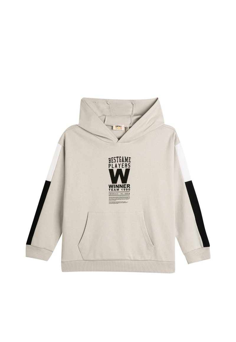 Sudadera con capucha de color gris claro con detalles en negro y blanco. Presenta un bolsillo frontal y texto impreso que incluye "MEJORES JUGADORES" y "GANADOR".