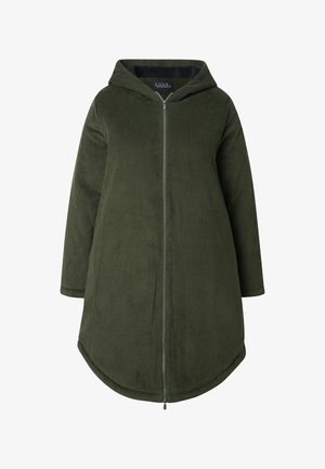 Giacca a vento verde oliva con cappuccio, realizzata in corduroy, con zip frontale, maniche lunghe e orlo curvo. Texture morbida con righe verticali.
