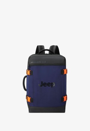 Zaino blu scuro con dettagli neri, caratterizzato da hardware arancione, logo sul davanti, maniglia superiore e spallacci regolabili per il massimo comfort.