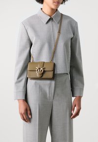 Pinko LOVE ONE MINI VITELLO SETA - Torba čez telo - piantagione/antique gold-coloured