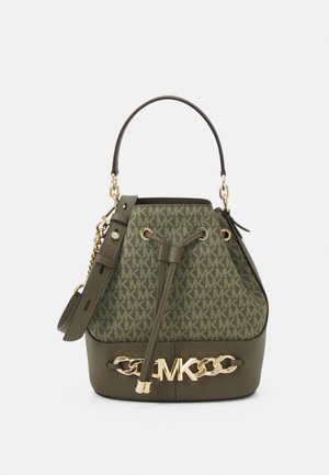 Sac seau vert en tissu à motifs avec des accents en cuir, quincaillerie dorée, fermeture à cordon et base structurée.