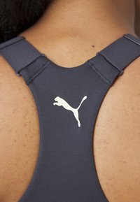 Puma 4KEEPS EVERSCULPT  - Športni modrček s srednjo podporo - flat dark gray/fizzy apple