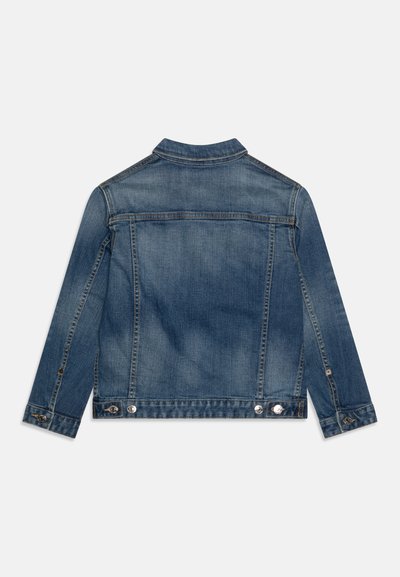 Giacca in denim, blu medio, design classico, con dettagli a bottoni a pressione e colletto appuntito. Presenta un tessuto testurizzato e un yoke posteriore.