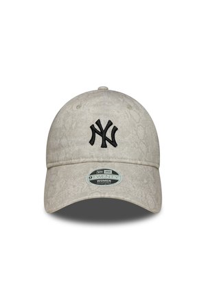 Casquette de baseball gris clair avec un motif texturé subtil, logo NY brodé en noir, visière courbée et sangle ajustable. Style 9TWENTY.