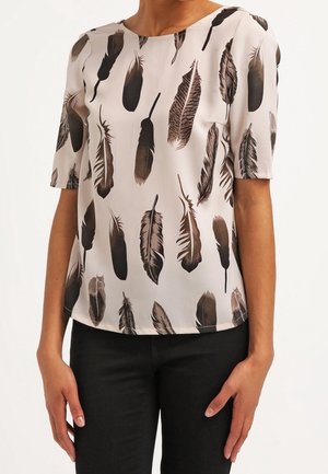 Blusa a maniche corte in tessuto rosa chiaro con motivo di piume marrone scuro, caratterizzata da un collo rotondo e un taglio dritto.