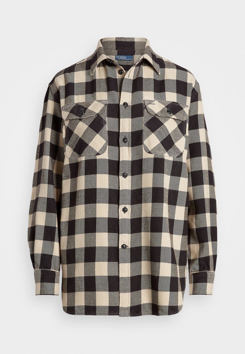 Camicia a maniche lunghe a quadri nera e beige, con due tasche sul petto dotate di patte con bottoni, esposta su uno sfondo bianco.