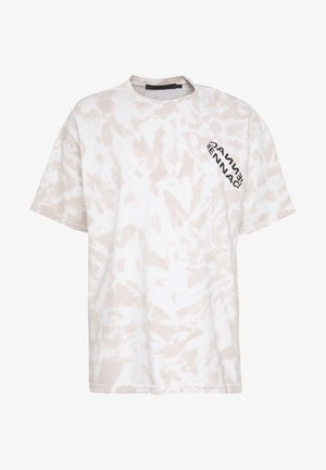 Grafisches T-Shirt in hellbeige und weiß mit einem Batikmuster. Verfügt über einen Rundhalsausschnitt und ein kleines schwarzes Logo auf der linken Brust.