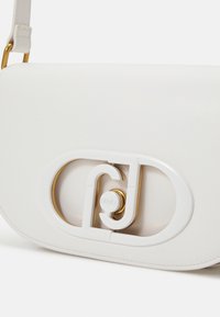 Borsa a spalla in pelle bianca con design piatto, dotata di una chiusura in evidenza in bianco e oro. Texture liscia, stile minimalista.