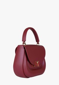 Rode leren handtas met een gestructureerde, afgeronde vorm, voorzien van een klepafsluiting en een gouden "M"-accent aan de voorkant.