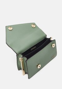 Grön texturerad läderplånbok med guldfärgad hårdvara, som har en öppen flik, två fack och ett dragkedjefack.