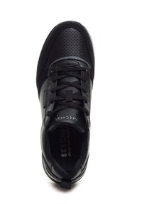 Sneaker nera con tomaia in pelle perforata, dettagli testurizzati e chiusura con lacci. Presenta una soletta imbottita e una suola in gomma resistente.