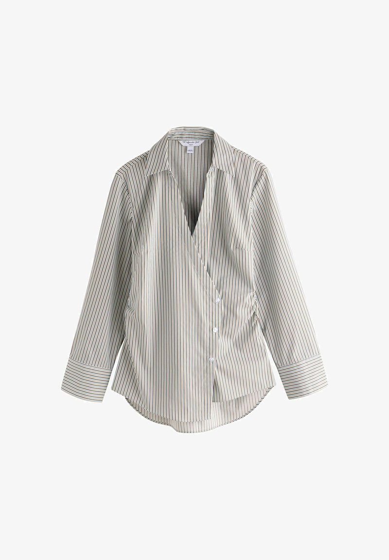 Chemise à manches longues boutonnée avec des rayures verticales beige, blanches et noires, un col et des poignets larges sur fond blanc.