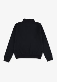 Svart langermet genser med ribbestrikkede mansjetter og hem, med høy hals, vist fra baksiden på hvit bakgrunn.