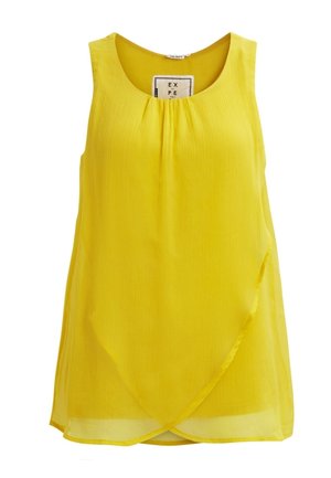 Ærmeløs gul bluse med rund udskæring og lagdelt, asymmetrisk kantdesign.