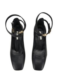 Schwarze Lederhighheels mit quadratischer Zehenpartie und Knöchelriemchen. Sie zeichnen sich durch eine glatte Textur und goldfarbene Hardware-Details aus.