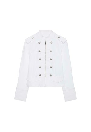 Veste blanche style militaire avec boutons argentés disposés en doubles rangées, épaulettes sur les épaules, fermeture éclair à l'avant et deux poches avant.