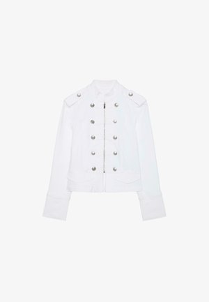 Veste blanche style militaire avec boutons argentés disposés en doubles rangées, épaulettes sur les épaules, fermeture éclair à l'avant et deux poches avant.