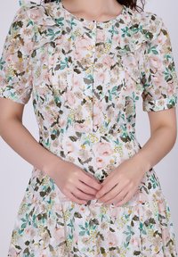 Smart and Joy FLORALE MI-LONGUE EN - Robe chemise - blanc