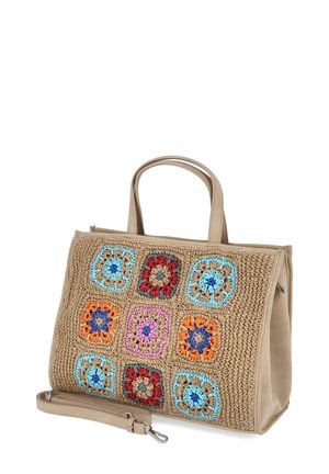 Sac fourre-tout beige avec panneau avant en crochet présentant neuf motifs colorés en granny square et bandoulière amovible.