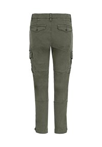 Cargo kalhoty v olivově zelené barvě, vyrobené z bavlny, s bočními kapsami, zadními kapsami a texturovaným povrchem s prošitými detaily.