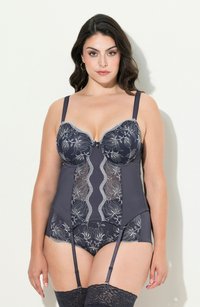 Set di lingerie blu navy con ricami in pizzo floreale, coppe con stecche, spalline regolabili e dettagli con giarrettiera, con un corpo liscio.