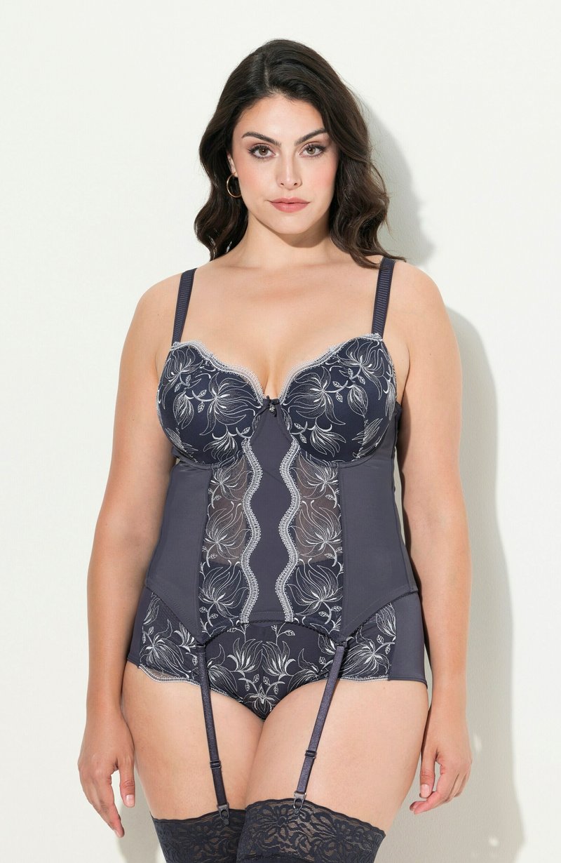 Set di lingerie blu navy con ricami in pizzo floreale, coppe con stecche, spalline regolabili e dettagli con giarrettiera, con un corpo liscio.
