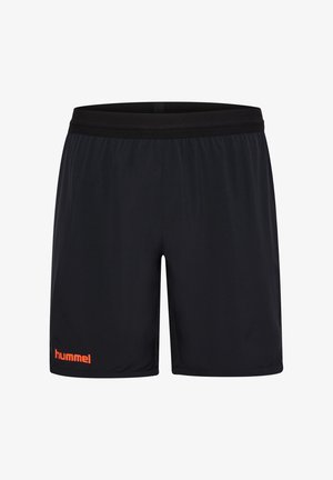 Pantalones cortos deportivos negros con cintura elástica y logo naranja "hummel" en la pierna izquierda sobre un fondo blanco.