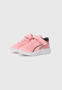 Chaussures de sport roses avec une tige en mesh, accents noirs, semelle en caoutchouc blanc et une sangle Velcro pour un ajustement sécurisé. Conçues pour le confort et le soutien.