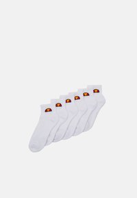 Calcetas blancas hasta el tobillo dispuestas en una fila, con un parche de logo de color que presenta un diseño de sol en el puño. Fabricadas con material suave y elástico.
